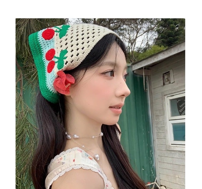 بندانة شعر كروشيه يدوية بتصميم زهور الكرز المنعشة. - Image 1